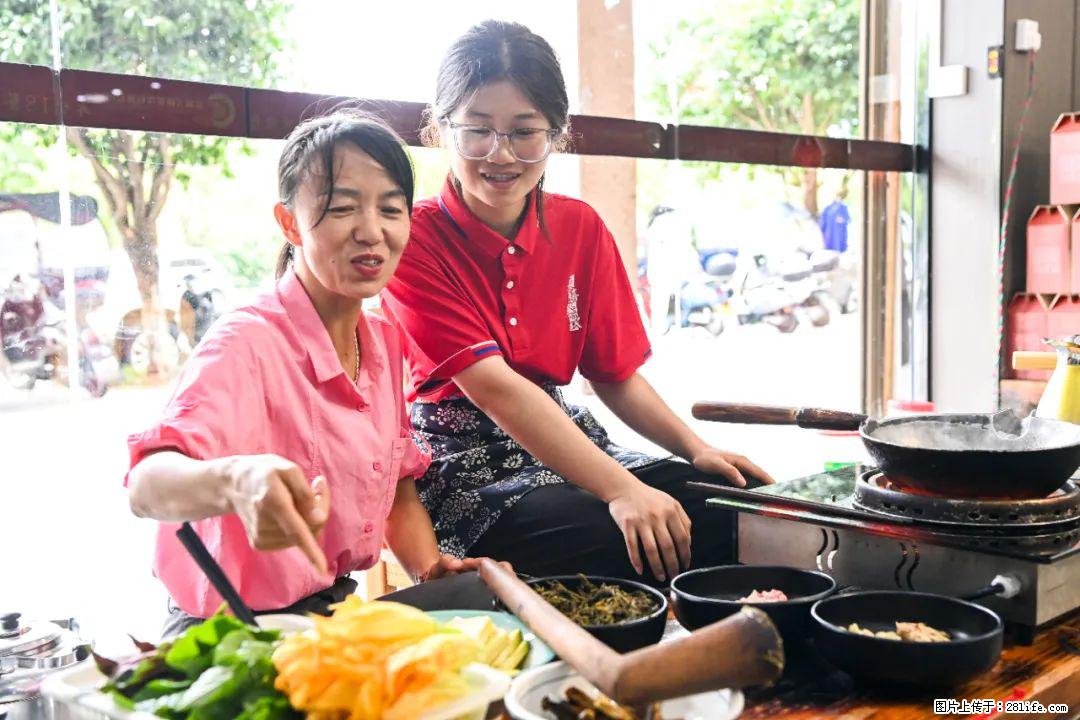 全网追的“扁担女孩”，找了一份暑假工，时薪12元 - 拉萨生活资讯 - 拉萨28生活网 lasa.28life.com
