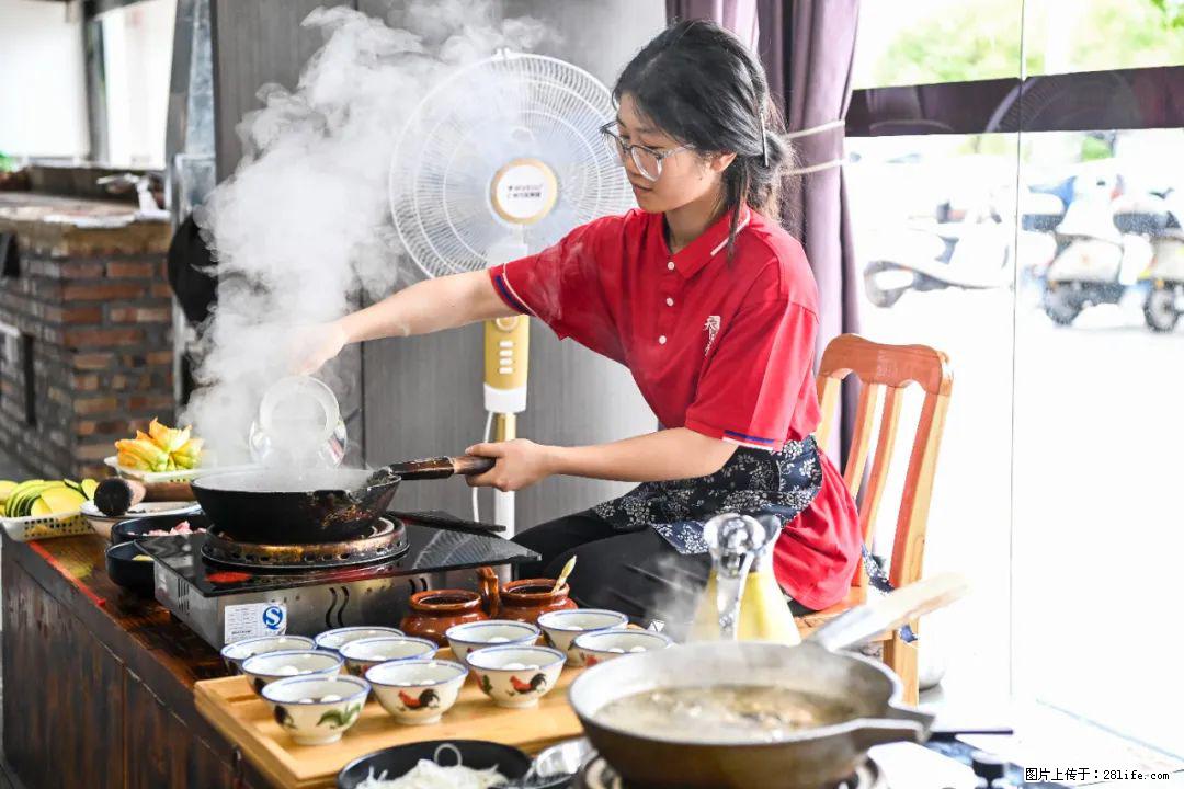 全网追的“扁担女孩”，找了一份暑假工，时薪12元 - 拉萨生活资讯 - 拉萨28生活网 lasa.28life.com